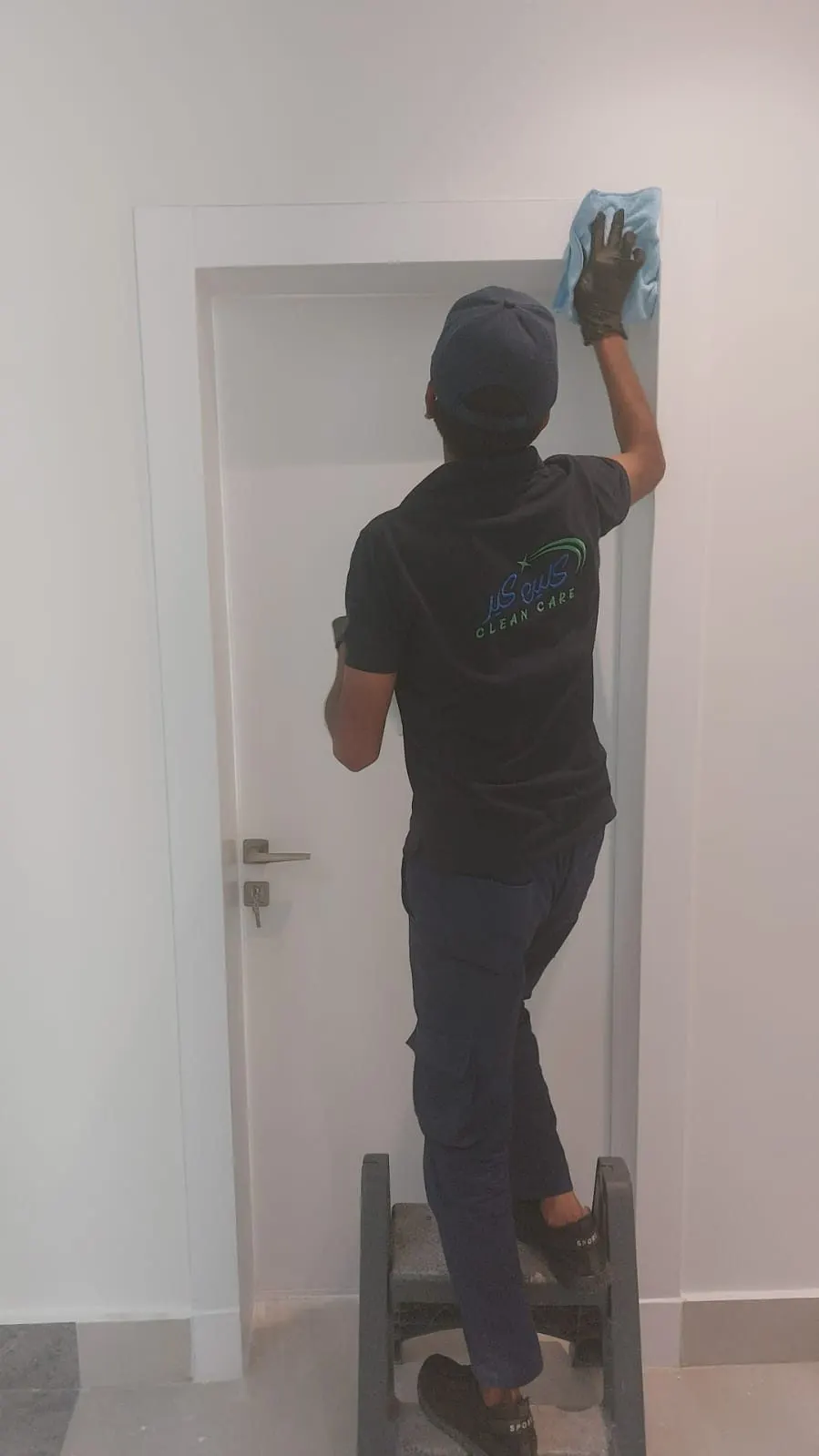 تنظيف الأبواب والإطارات في الرياض